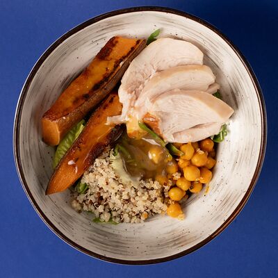 Боул с киноа и копченой грудкой в Tine по цене 420 ₽