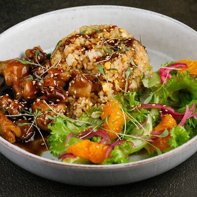 Карамельный цыплёнок с мандарином кимчи в Пхипхи по цене 550 ₽