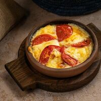 Запечённый сулугуни с помидорами на кеци в Чакапули