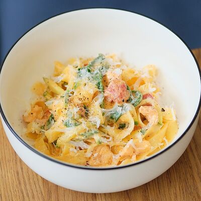 Фетучини с лососем, томатами и цукини в Сойка напела по цене 820 ₽