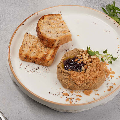 Паштет из печени индейки с вареньем из смородины с кусочками груши в Family Grill по цене 430 ₽
