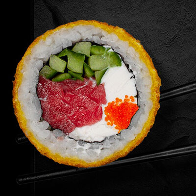 Калифорния Тунец жареный ролл в Суши Хаб по цене 1190 ₽