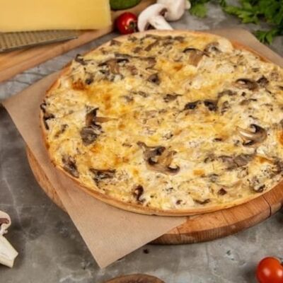 Пицца Жюльен на тонком тесте в Хомячок по цене 800 ₽