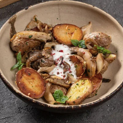 Жареный картофель с вешенками и страчателлой в Пламя и Вино по цене 650 ₽