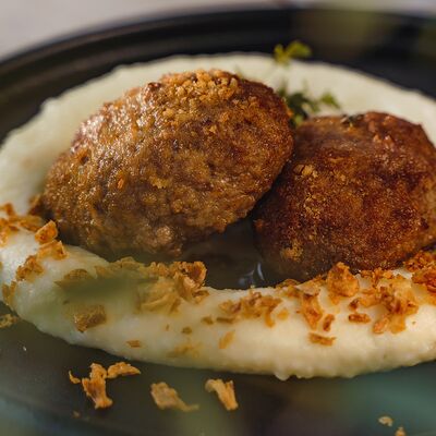 Домашние котлеты с перечным соусом и картофельным пюре в Причал by АкваЛэнд по цене 850 ₽
