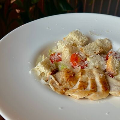 Салат Цезарь с цыпленком су-вид в Гастробар DOM по цене 470