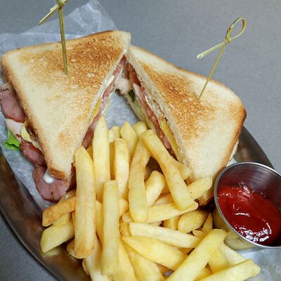 Клаб-сэндвич с куриным филе и картофелем фри в Оазис кафе по цене 450 ₽