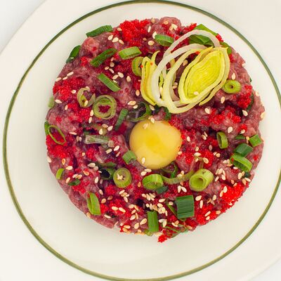 Тартар из говядины с икрой масагов K-Pop корейская кухня по цене 880 ₽