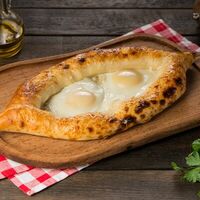 Хачапури по-аджарски в LAV Pizza