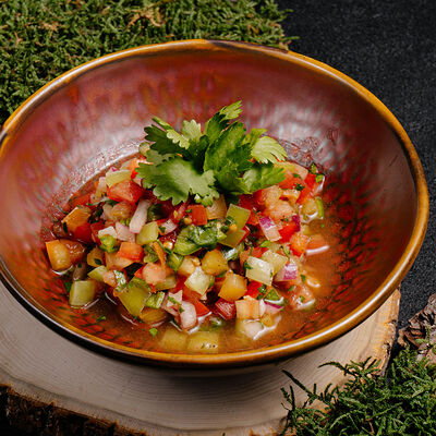 Турецкий острый овощной салат в Реконструкция по цене 450 ₽