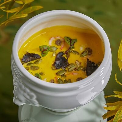 Тыквенный суп с трюфелем и креветками в Turandot по цене 1450 ₽