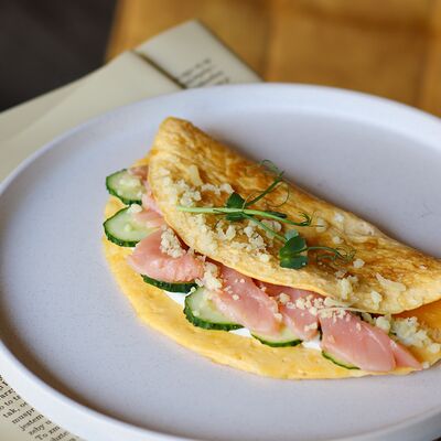 Омлет с лососем в Локация кофе по цене 560 ₽