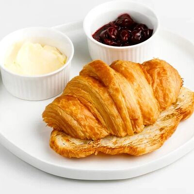 Круассан со взбитым маслом, цедрой апельсина и вареньем из смородины, вишни или малины в Гости по цене 390 ₽