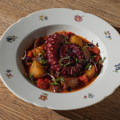 Осьминог с картофелем и соусом из томатов и оливок в Touché по цене 2600 ₽