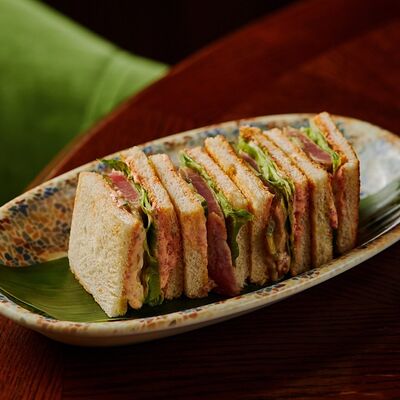 Японский сэндвич с тунцом в Рамен с уткой по цене 760 ₽