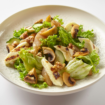 Салат с грушей, халуми и шампиньонами в Слоёнка по цене 520 ₽