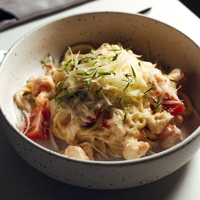 Фетучини с креветкамив Saint по цене 610 ₽