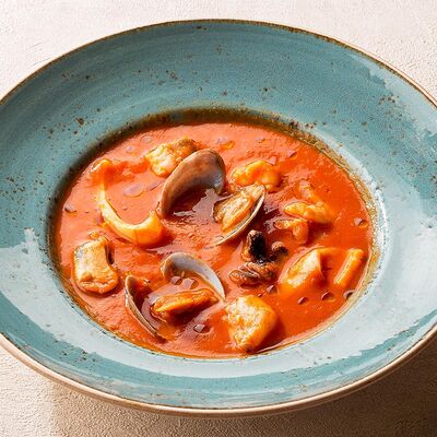 Томатный суп с морепродуктами и кориандром в Чиполучо по цене 440