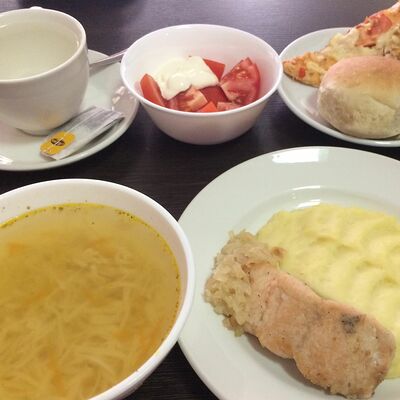 Ланч с супом-лапша и горбушей жареной с картофельным пюре в Братик Томатик по цене 349 ₽