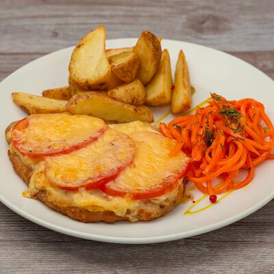 Свиная отбивная с гарниром в Перчим & солим по цене 590 ₽