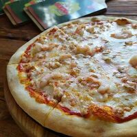 Пицца Маргарита с тигровыми креветками в Farina Pizza