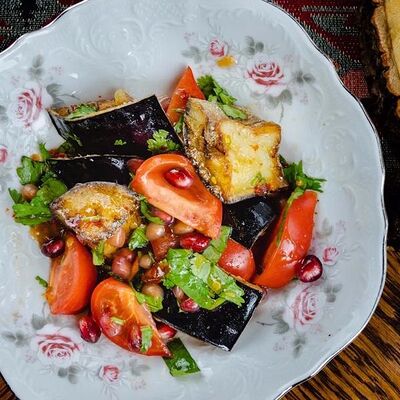 Салат с хрустящими баклажанами и творожным сыром в Алубали - вкус Грузии по цене 690 ₽