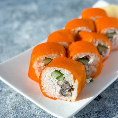 Ролл с угрем, снежным крабом и огурцом в соевом листев Food market skolkovo по цене 650 ₽