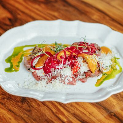 Печеные перцы с ростбифом под соусом вителло тоннато в Макадамия по цене 860 ₽