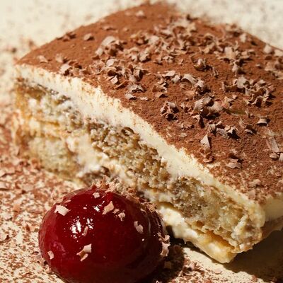 Тирамису с малиновым гелем в Gino Cafe по цене 720 ₽