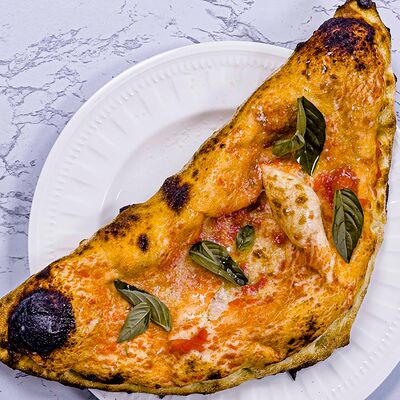 Кальцоне (закрытая пицца) в Пико пицца по цене 970 ₽