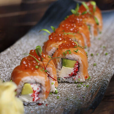 Филадельфия, авокадо, икра из ламинарии в Zuka по цене 1400 ₽