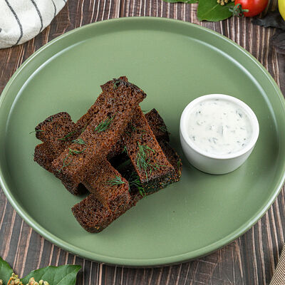 Гренки ржаные с чесночным соусом в Солянка Крафт Бар по цене 473 ₽