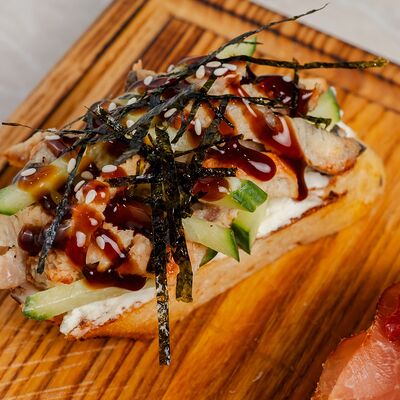 Брускетта с угрем, сливочным сыром и свежим огурцом в ЛайкиПарк по цене 250 ₽