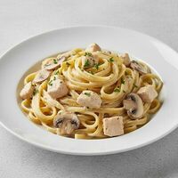 Паста с шампиньонами, курицей и трюфельным соусом в Легенда