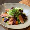 Салат с уткой, свеклой, грецким орехом и апельсиновым соусомв Wine.Talks.Food по цене 1050