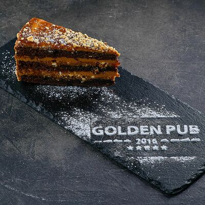 Торт Сникерс в Golden Pub по цене 300 ₽