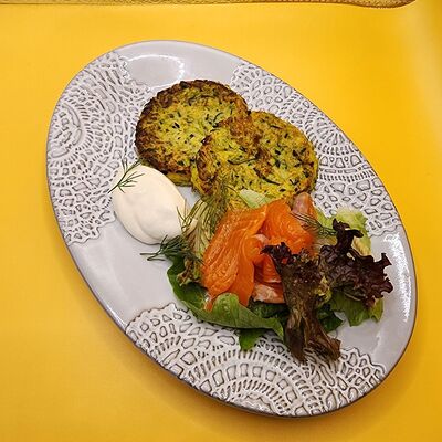 Драники из цукини с форелью слабой соли в Bon Bistrot по цене 660 ₽