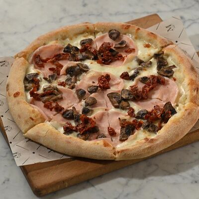 Пицца Ветчина и грибы в Massimo по цене 830 ₽