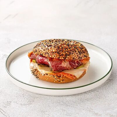 Сэндвич на бейгле Рубен с пастрами из говядины в Шоколадница по цене 625 ₽