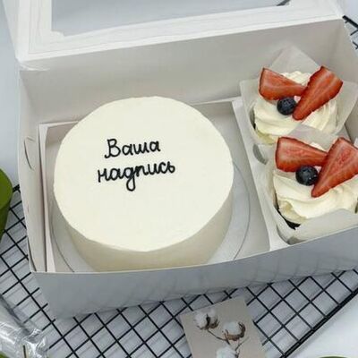 Бенто торт Ваша надпись в стиле минимализм и капкейки с ягодами в Cosmo Сakery по цене 3150 ₽