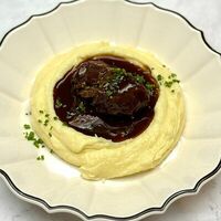 Говяжьи щёки с картофельным пюре и соусом демиглас в Ласка