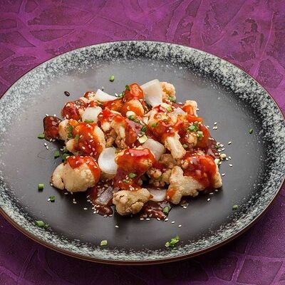 Цветная капуста с фасолью в медовом соусе в Sushi & More по цене 360 ₽