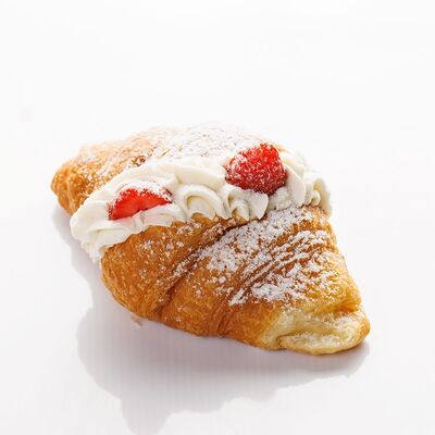 Круассан с клубникой и кремом маскарпоне в Омлет станция по цене 450 ₽