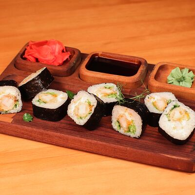 Ролл с креветкой темпура в Тот самый бар по цене 320 ₽