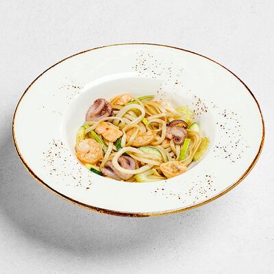 Удон с морепродуктами в устричном соусе 180 гр в Пиццафабрика по цене 590 ₽