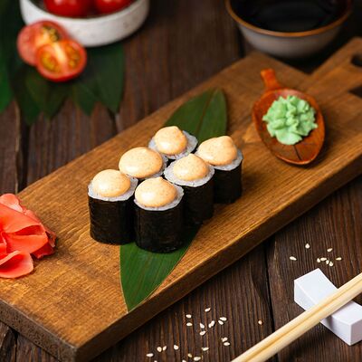 Ролл с масляной рыбой под соусом спайси в Сакура по цене 290 ₽