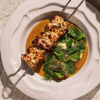 Куриное бедро, пюре с каперсами, эстрагоновый BBQ в Luwo по цене 1240 ₽