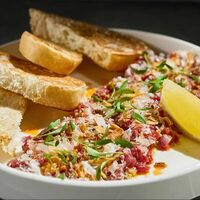 Тартар из телятины с пармезаном и трюфельным маслом в Гастробар DOM