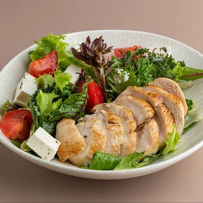 Свежий салат с куриной грудкой и освежающим миксом зелени в Истории по цене 640 ₽