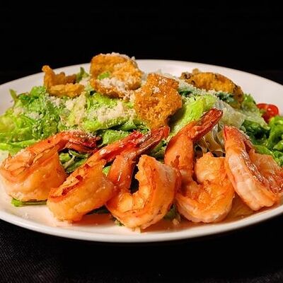 Цезарь с тигровыми креветками в Рестобар Литера по цене 790 ₽